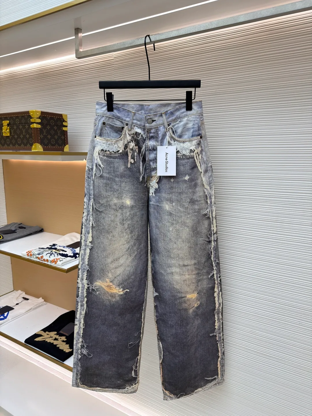 Acne Studios Destroy Illusion Print Jeans ●Item No.: 1681535-A85 ●Material: Denim Fabric ●Technology: 3D Printing ●Color: Distressed Blue ●Version: Loose Fit ●Weight: About 700g ●Size: XS-S-M-L-XL-XXL ●Description: The denim damage texture and knife damage on the surface are all presented by the printing process, which is very realistic. It is printed using customized 360G pure cotton off-white pique cloth. The fabric is delicate and red, with seasonal trompe l'oeil visual printing. Inkjet pigments and dirty mineral tones are used, and the layout is laser cut. Each piece is separated efficiently and accurately, and is then hand-ironed, cut and sewn. The waist and trousers pattern data are synchronized and restored to be consistent. The overall pattern fits the Asian figure better than the previous baggy, with just the right foot circumference but not easy to step on the heel. The 3D cold transfer printing process is used to ensure that the denim fabric is It has the same texture and feel as traditional denim. We use 3D printing technology to restore the original color saturation and accurately control the thickness and texture of the denim fabric. We use an advanced 3D printer to print the denim fabric layer by layer until the entire part is completed. Each piece is cut into high-definition pieces using laser cutting through typesetting. Accurate separation, after ironing, cutting, sewing and other processes, the parts are assembled into a complete denim item. The whole piece is cut and then accurately printed and sewn on each side. Every part is accurate to the millimeter level. The overall line of the landmark product is straight and delicate, the fabric is comfortable and soft, and the color is consistent without color difference. It can be matched with the same style to create a fashionable look, and can be used in various occasions. Customized accessories, complete with three standards, same style for men and women!